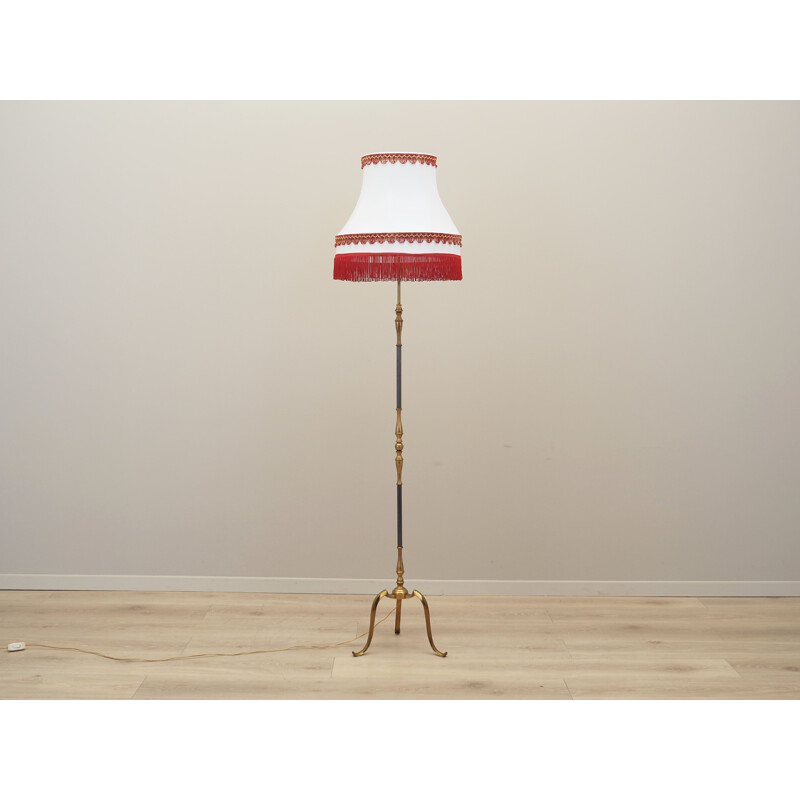 Lámpara de pie vintage de latón blanco y rojo, Dinamarca 1970