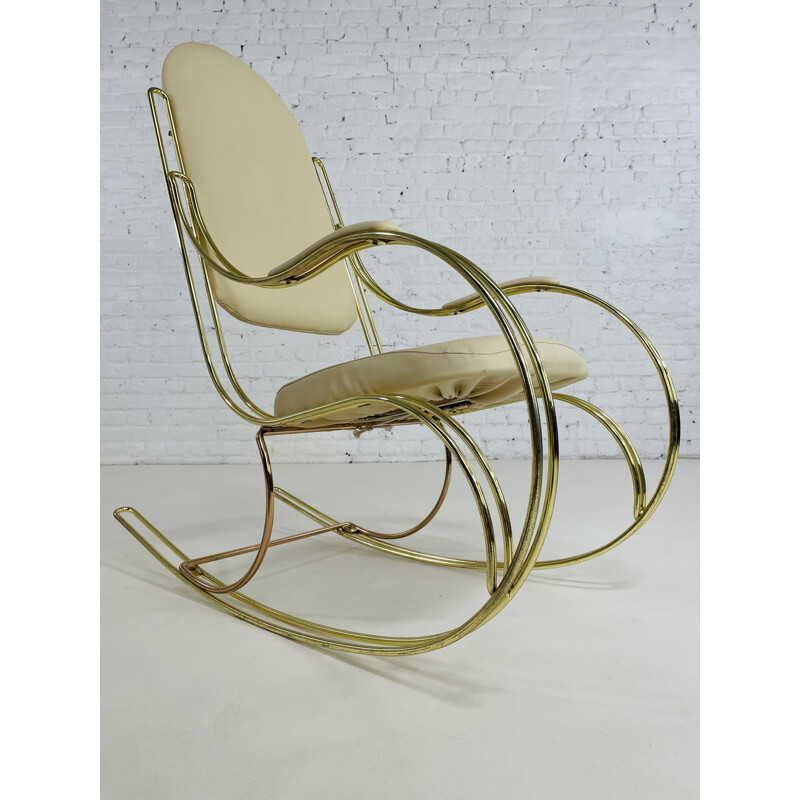 Chaise à bascule vintage en laiton et simili cuir écru, 1960