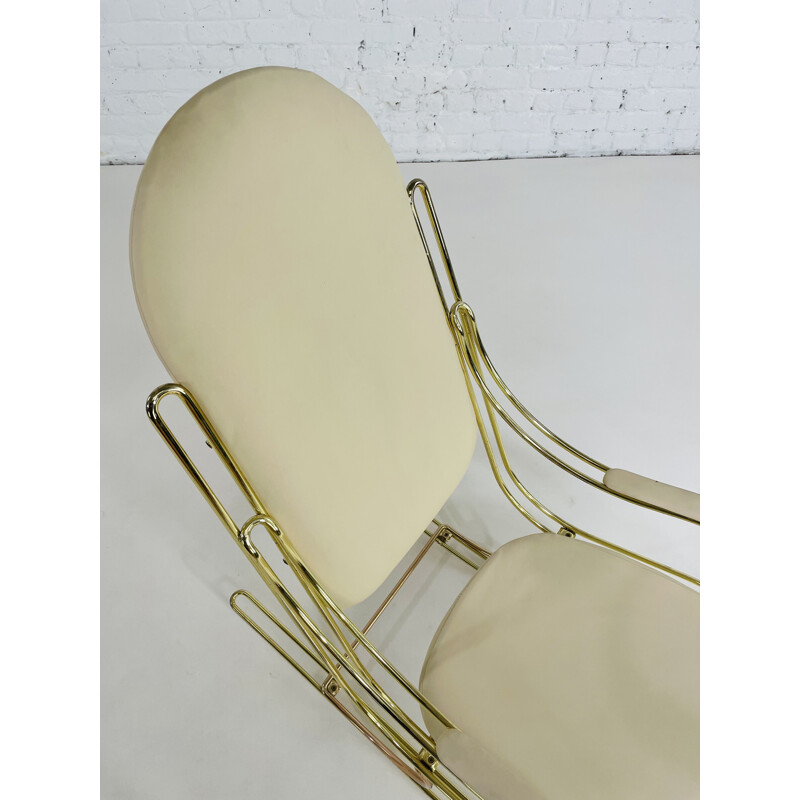 Chaise à bascule vintage en laiton et simili cuir écru, 1960