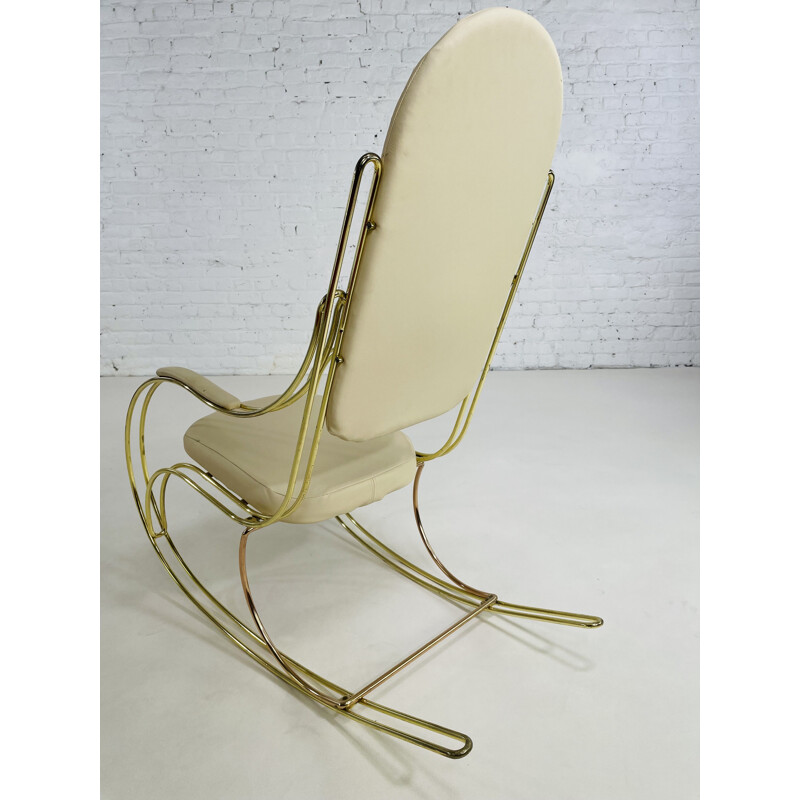 Chaise à bascule vintage en laiton et simili cuir écru, 1960