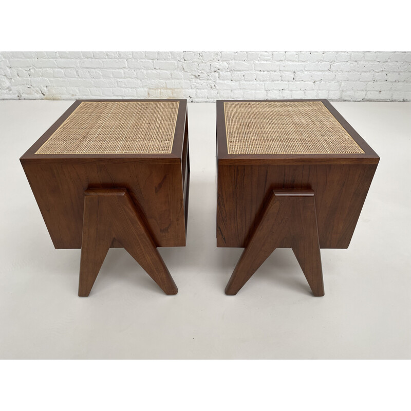Par de madeira vintage e mesas de cabeceira de rotim