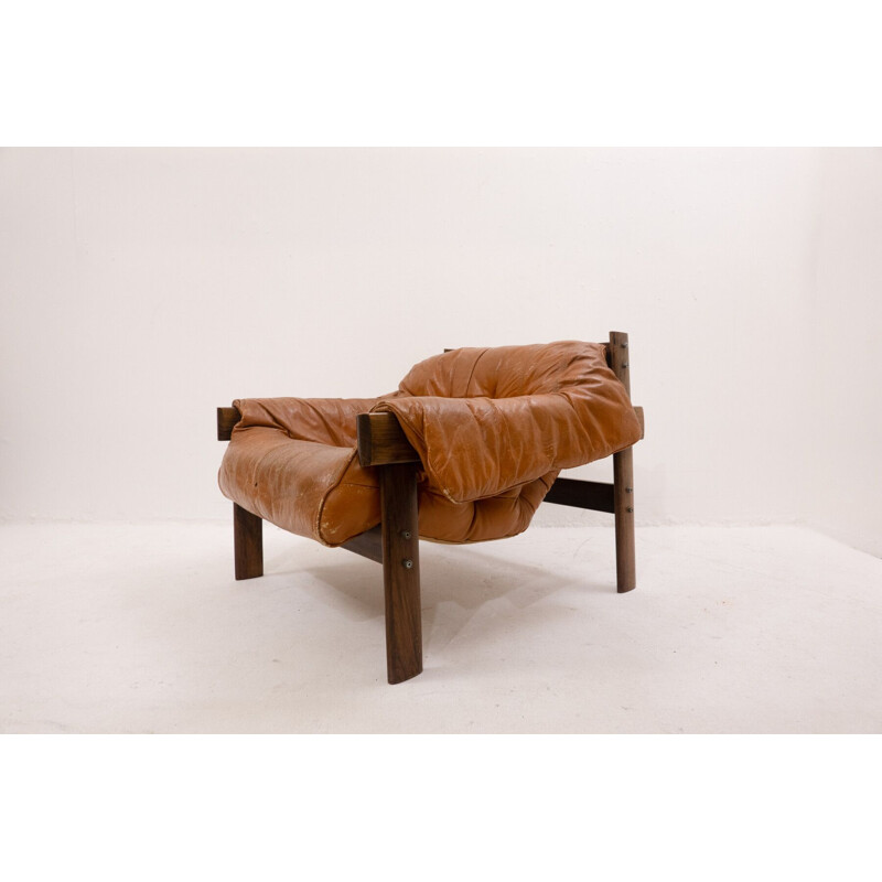 Paire de fauteuils vintage en cuir et bois de Percival Lafer pour Lafer Mp, Brésil 1960