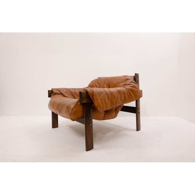 Pareja de sillones vintage de cuero y madera de Percival Lafer para Lafer Mp, Brasil 1960