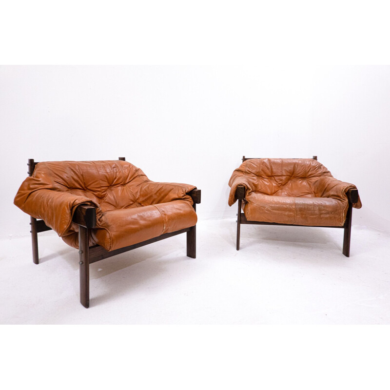 Pareja de sillones vintage de cuero y madera de Percival Lafer para Lafer Mp, Brasil 1960