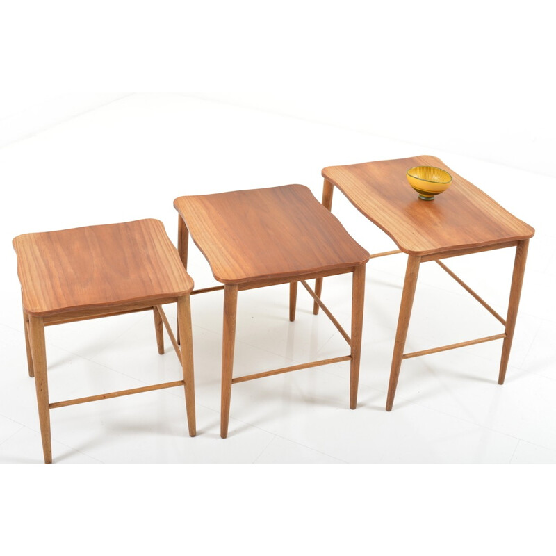 Suite de 3 tables gigognes danoises en teck et chêne - 1960