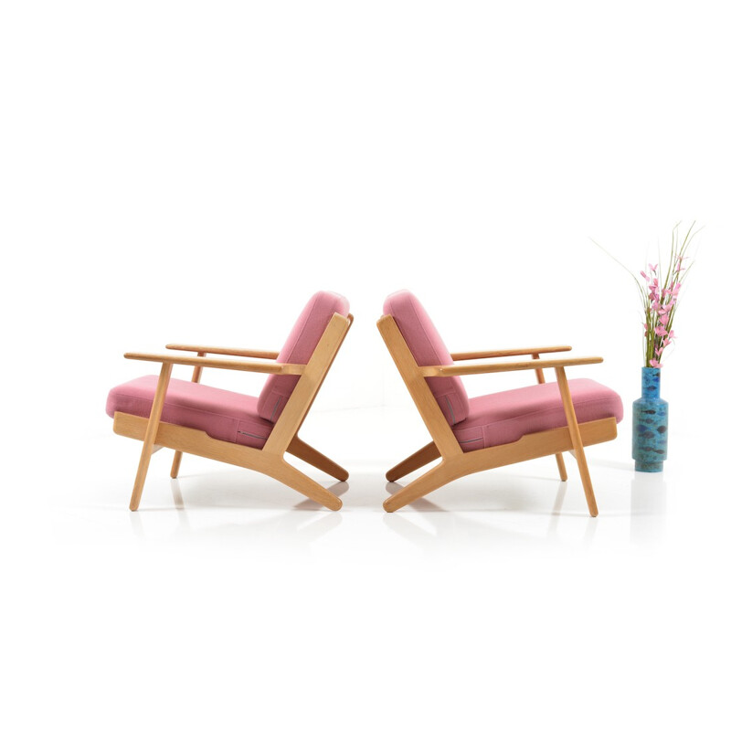 Pair of Getama "GE-290" armchairs in oak and pink wool fabric, Hans J. WEGNER - 1960s