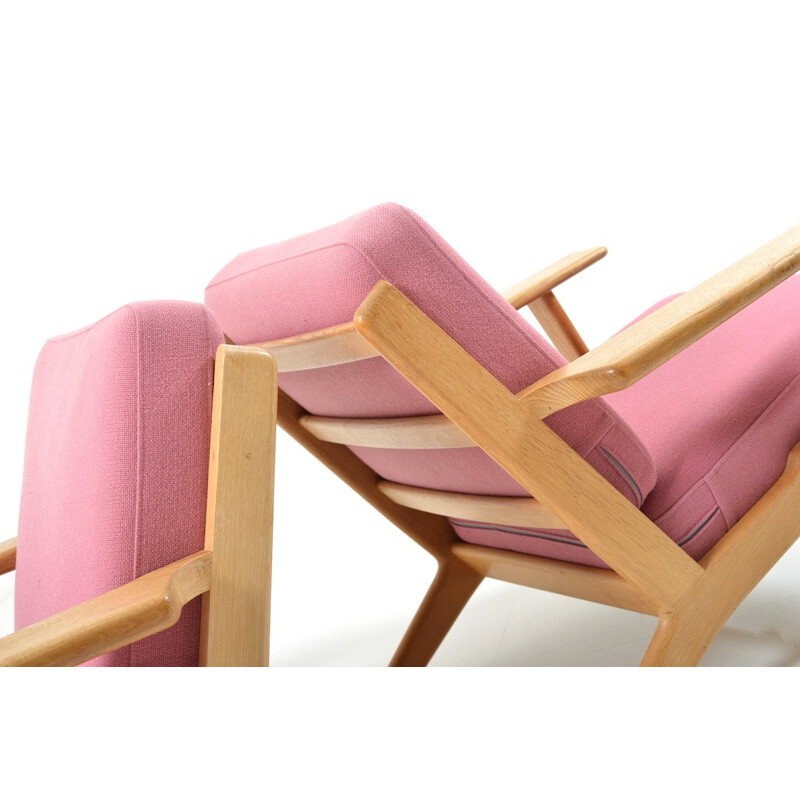 Pair of Getama "GE-290" armchairs in oak and pink wool fabric, Hans J. WEGNER - 1960s