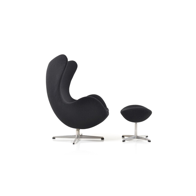 Fritz Hansen "Egg" chair with its ottoman in black fabric, Arne JACOBSEN - 1960s