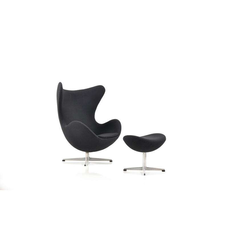 Fritz Hansen "Egg" chair with its ottoman in black fabric, Arne JACOBSEN - 1960s