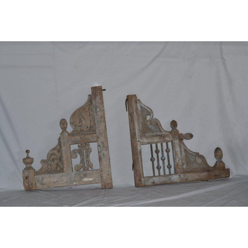 Zwei Teile von Vintage-Krähen aus geschnitztem Holz