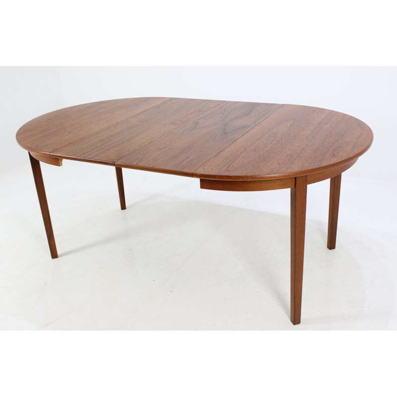 Scandinavian round extendable dining table in teak - 1960s