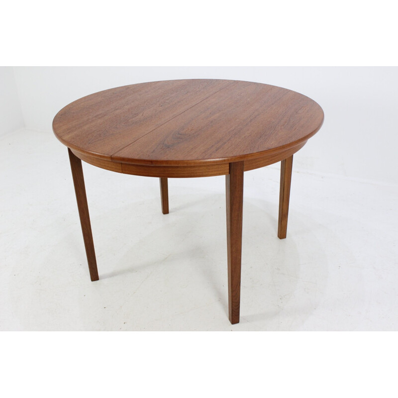 Scandinavian round extendable dining table in teak - 1960s