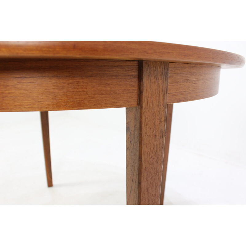 Scandinavian round extendable dining table in teak - 1960s