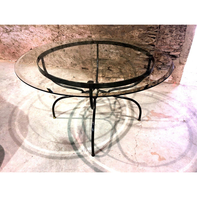 Table vintage en verre à piètement en fer forgé et laiton, 1980