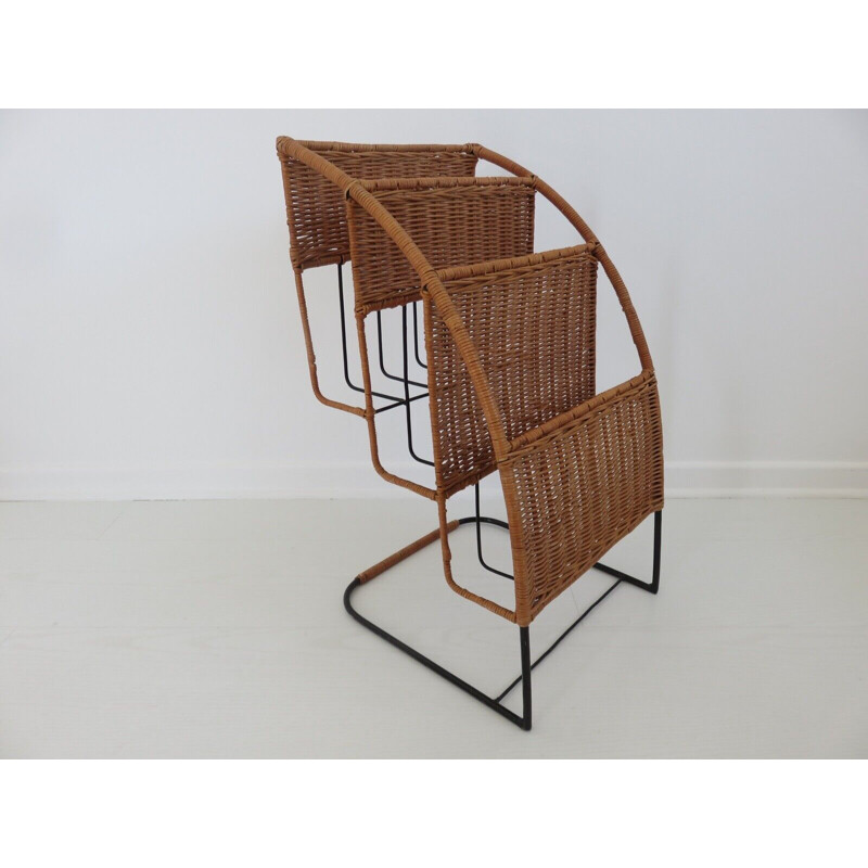 Bancada de metal envernizado preto vintage e porta-revistas de rattan, França 1950