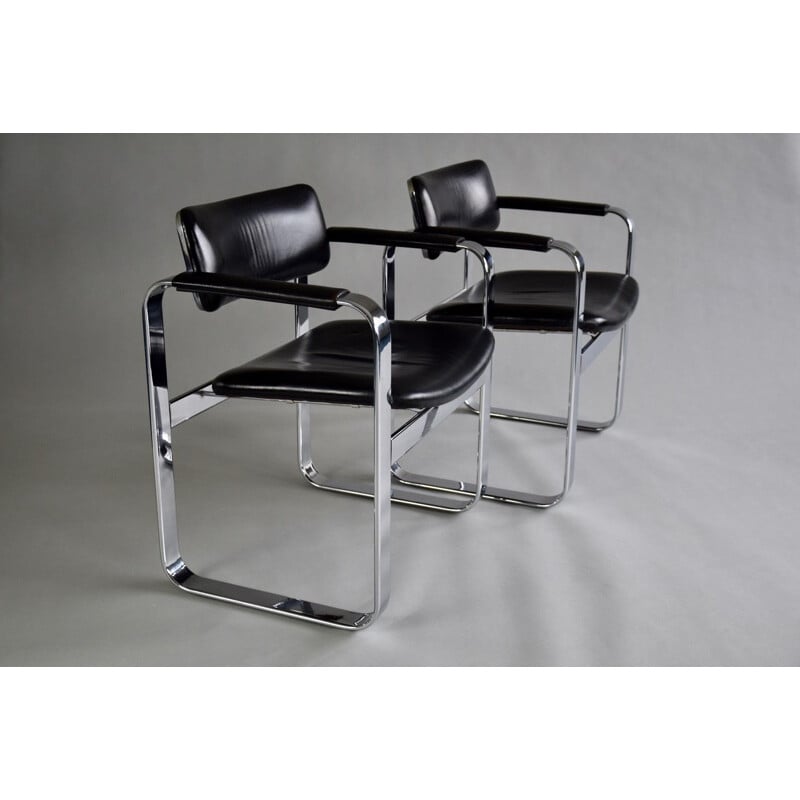 Paire de fauteuils de bureau vintage en aluminium poli et cuir noir par Eero Aarnio, Italie 1960