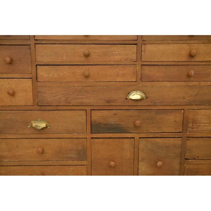 Meuble de métier vintage en chêne avec 22 tiroirs de toutes tailles et formes