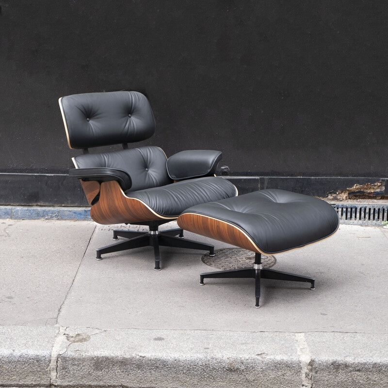 Vintage lounge chair with ottoman by Charles & Ray Eames for Herman Miller, 2018