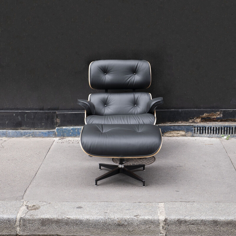 Vintage lounge chair with ottoman by Charles & Ray Eames for Herman Miller, 2018