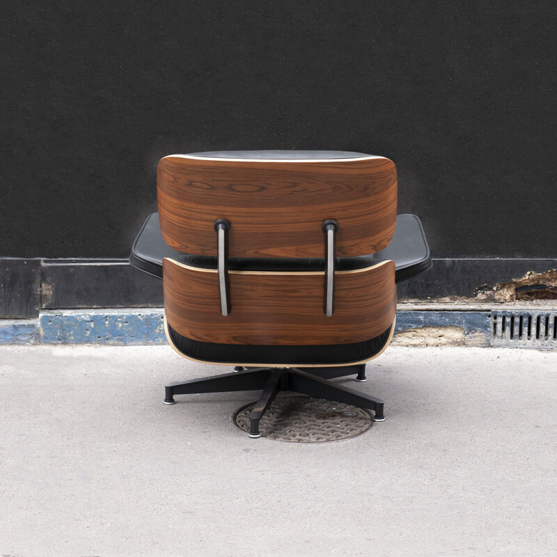 Vintage lounge chair with ottoman by Charles & Ray Eames for Herman Miller, 2017