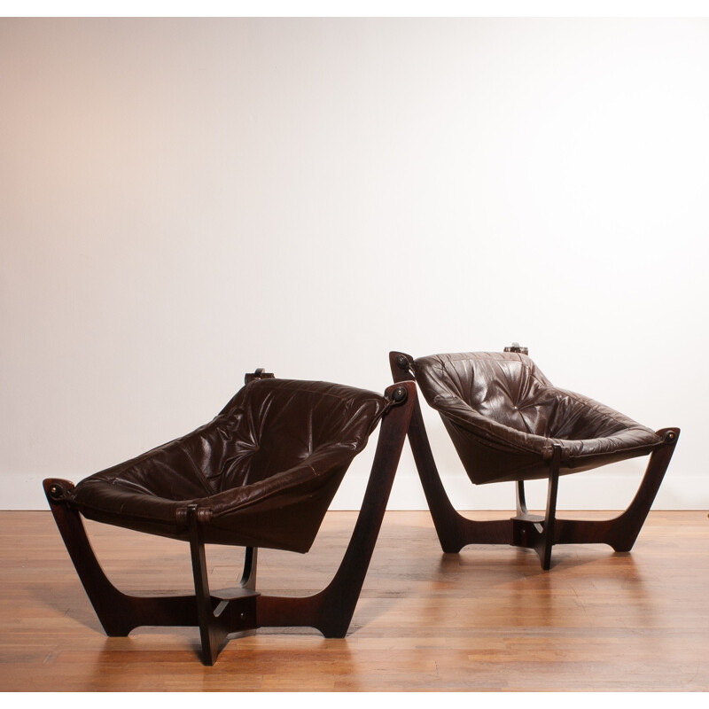 Paire de fauteuils scandinaves en cuir marron - 1980