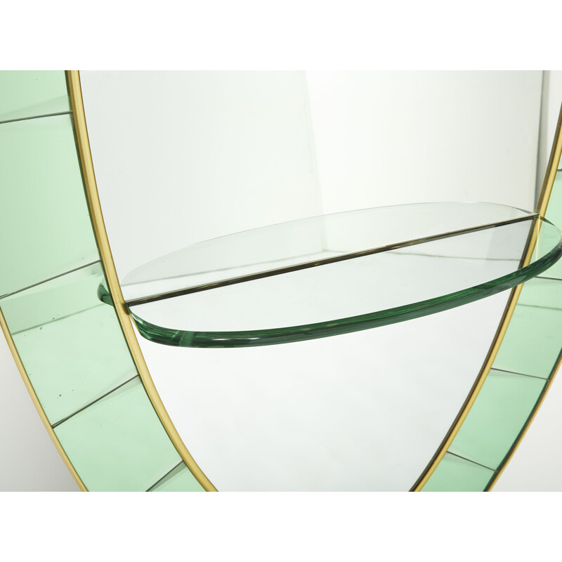 Espejo ovalado italiano vintage de latón y cristal verde de Cristal Arte, 1950