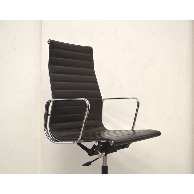Chaise de bureau Vitra "EA119" en cuir, Charles & Ray EAMES - 2000