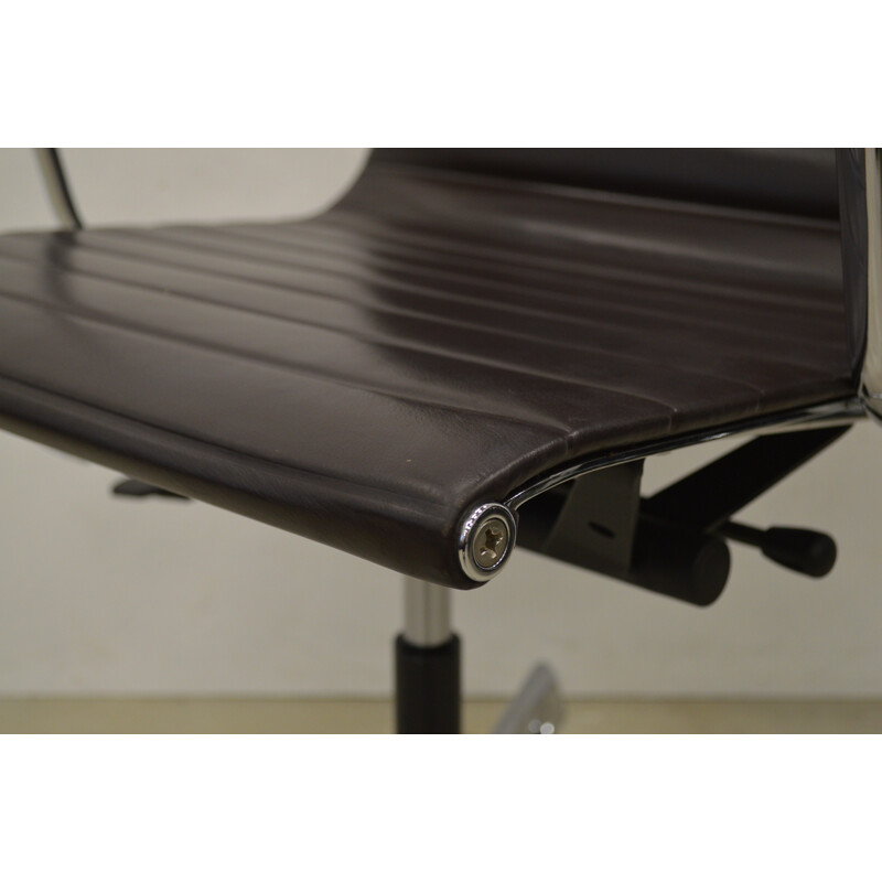 Chaise de bureau Vitra "EA119" en cuir, Charles & Ray EAMES - 2000