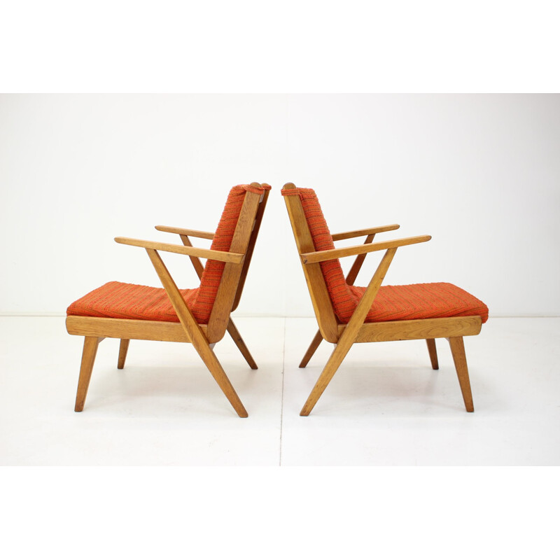 Paar vintage leunstoelen van stof en hout, Tsjechië 1960