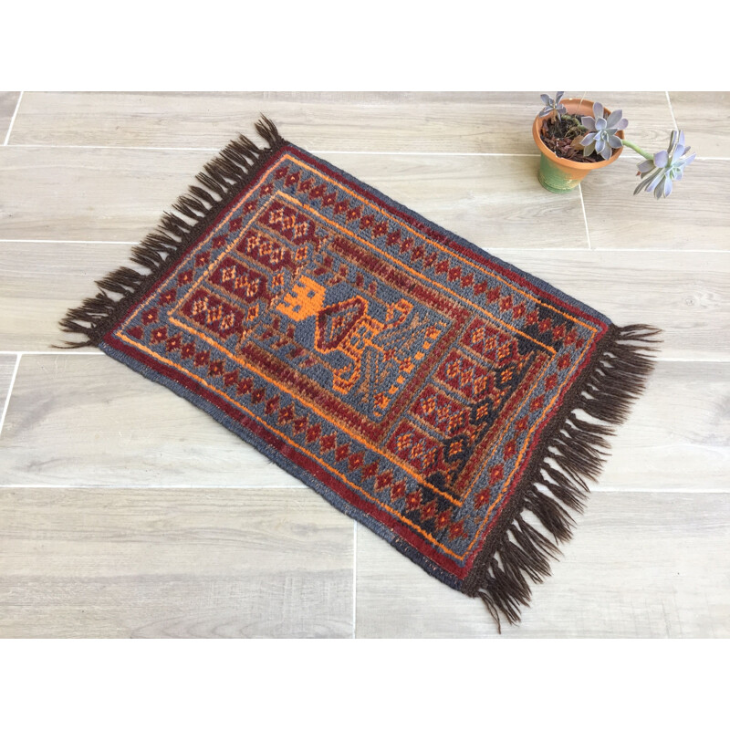 Vintage oriental rug in pure wool