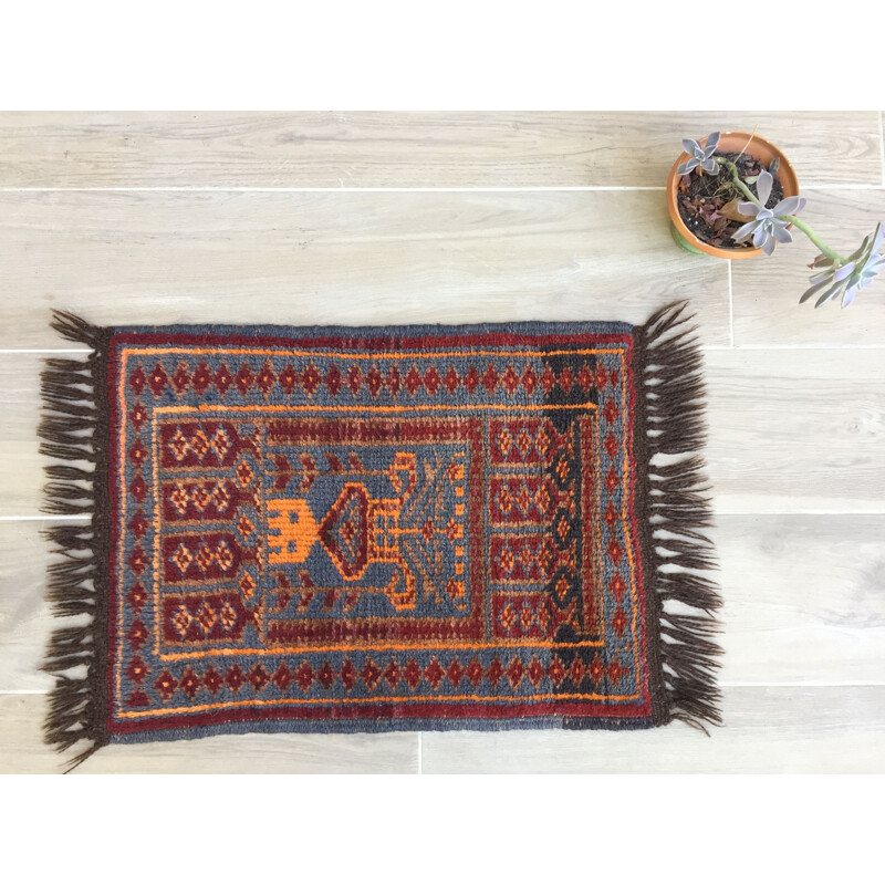 Vintage oriental rug in pure wool