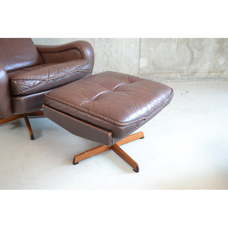 Danish armchair with its ottoman in leather - 1970s