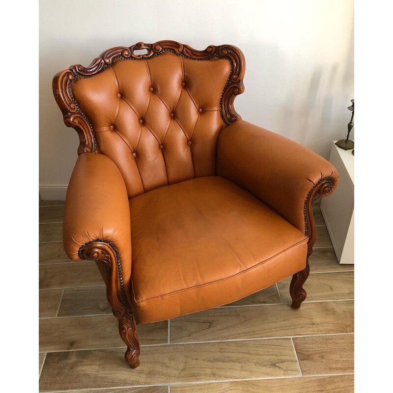 Poltrona Chesterfield d'epoca in pelle e legno intagliato