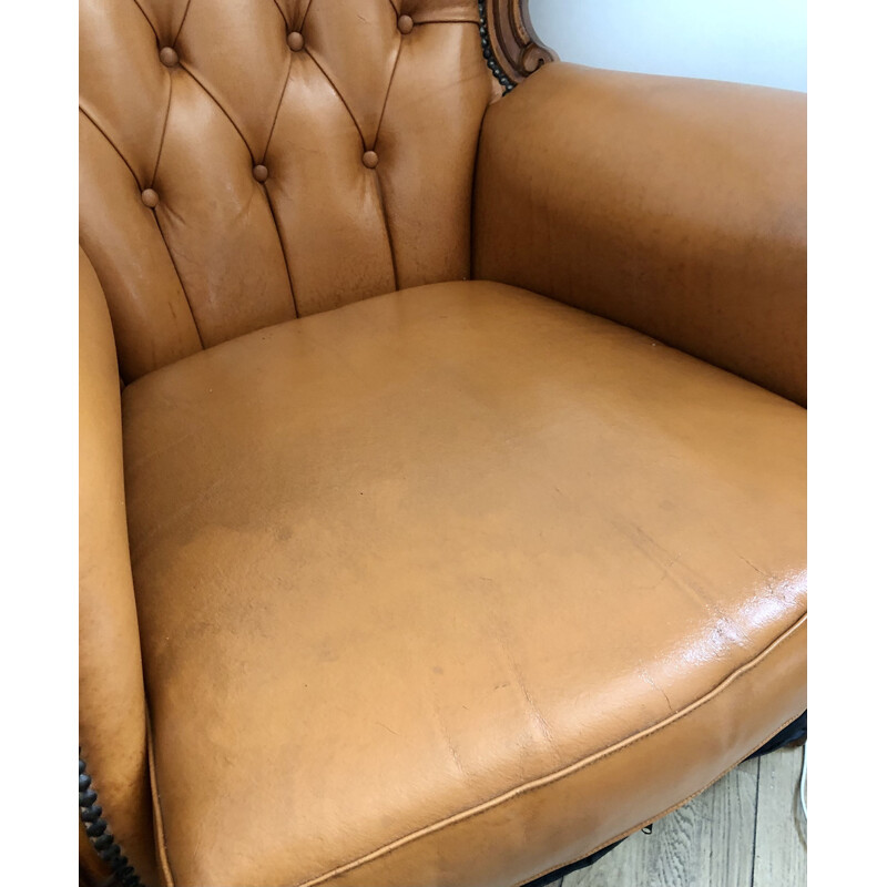 Vintage Chesterfield fauteuil in leer en houtsnijwerk