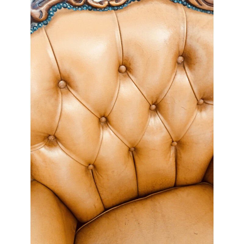 Poltrona Vintage Chesterfield em couro e madeira esculpida