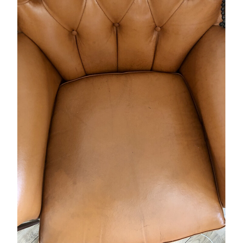 Vintage Chesterfield Sessel aus Leder und geschnitztem Holz