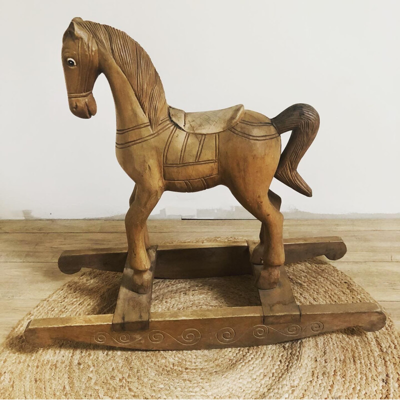 Cavallo a dondolo vintage in legno intagliato
