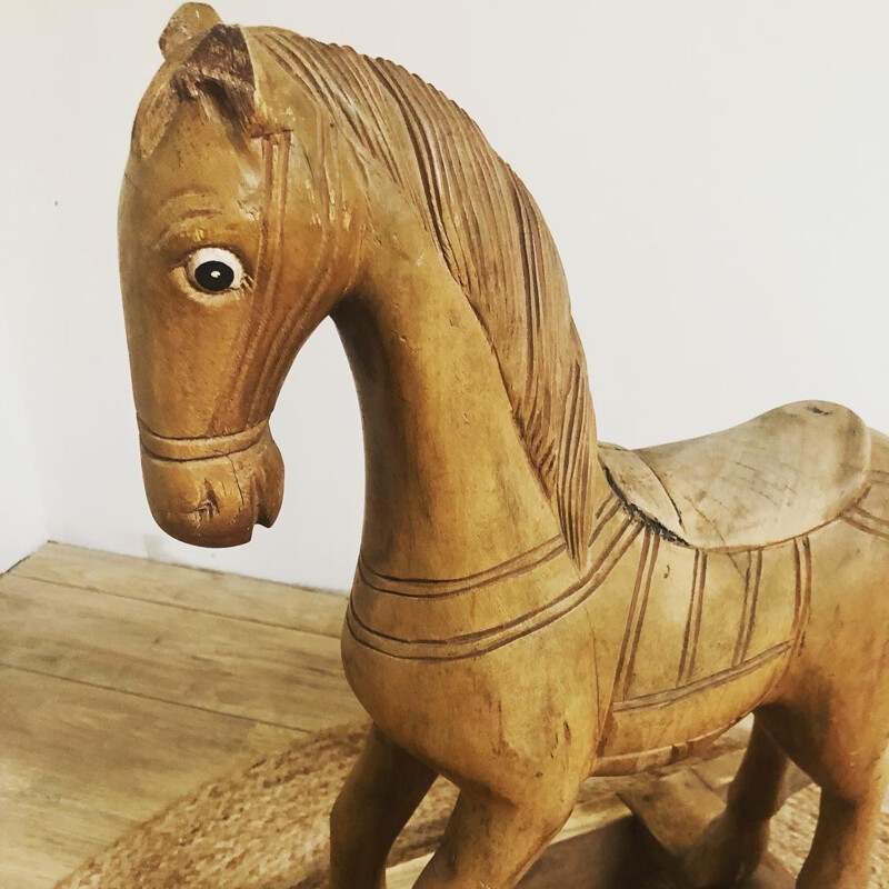 Cavallo a dondolo vintage in legno intagliato