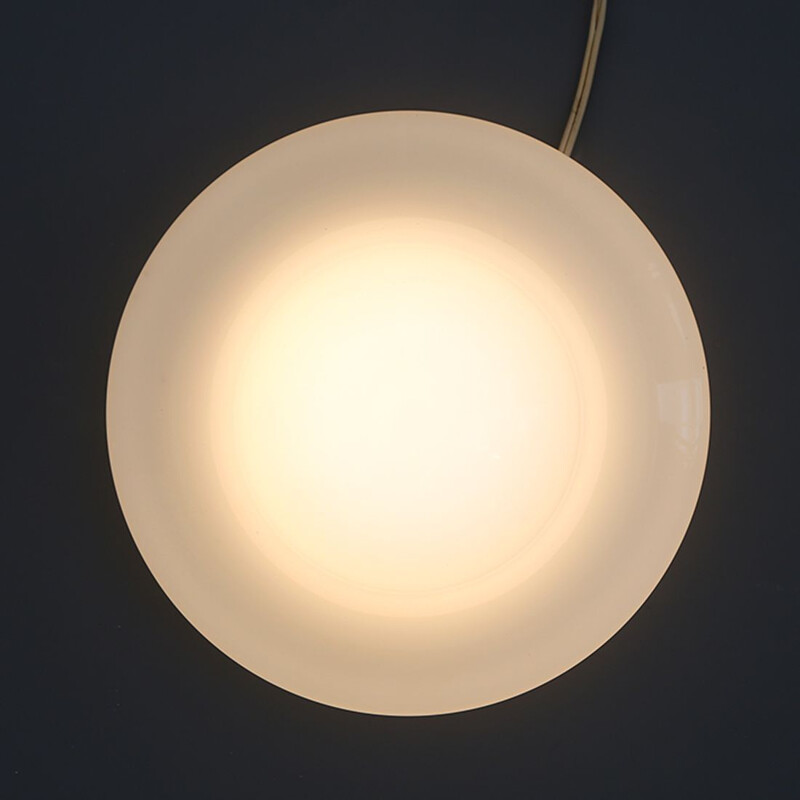 Lampada da tavolo vintage in metallo e vetro bianco, 1960