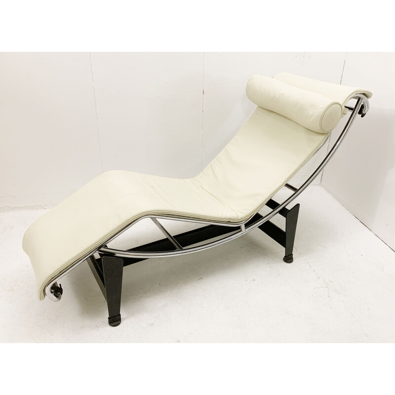 Vintage lounge chair model Lc4 by Charlotte Perriand, Le Corbusier and Pierre Jeanneret for Cassina