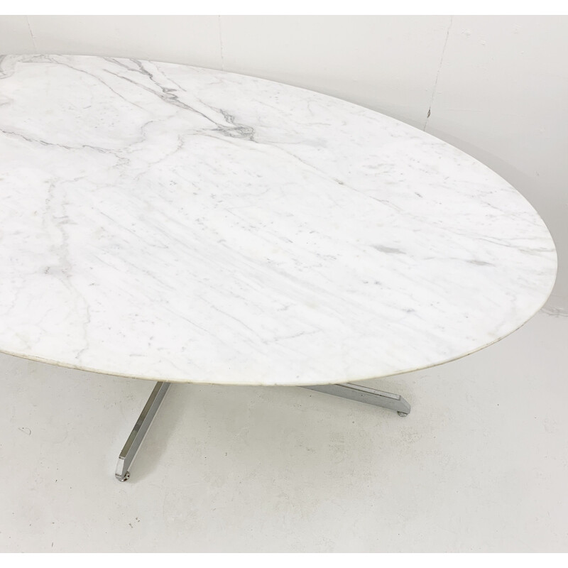 Table ovale vintage à plateau en marbre et pieds en métal chromé par Knoll, 1960