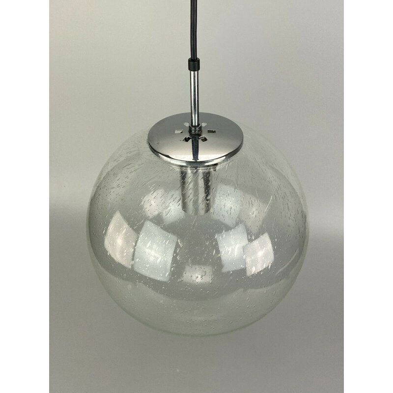 Lámpara de suspensión esférica vintage de Glashütte Limburg, 1960
