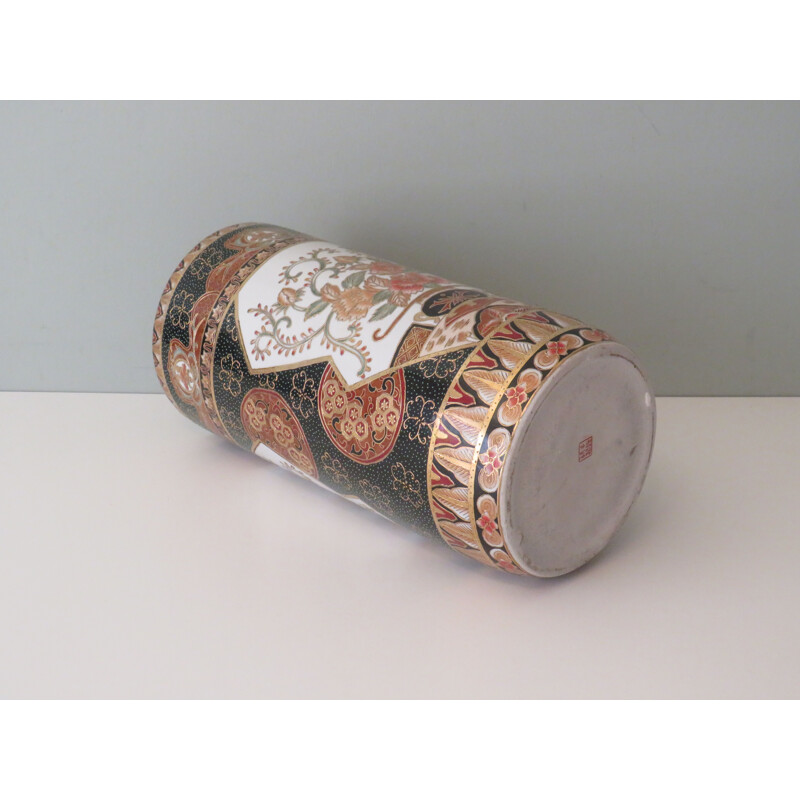 Round ceramic umbrella stand with oriental pattern