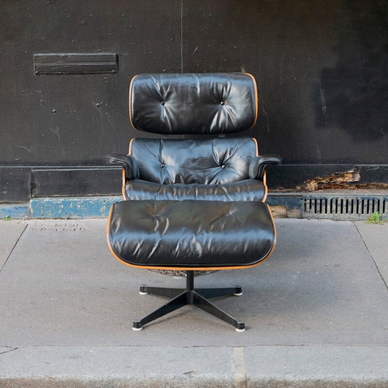 Assimileren voor mij Begraafplaats Vintage "Chair Noir" lounge stoel met voetenbankje van Charles