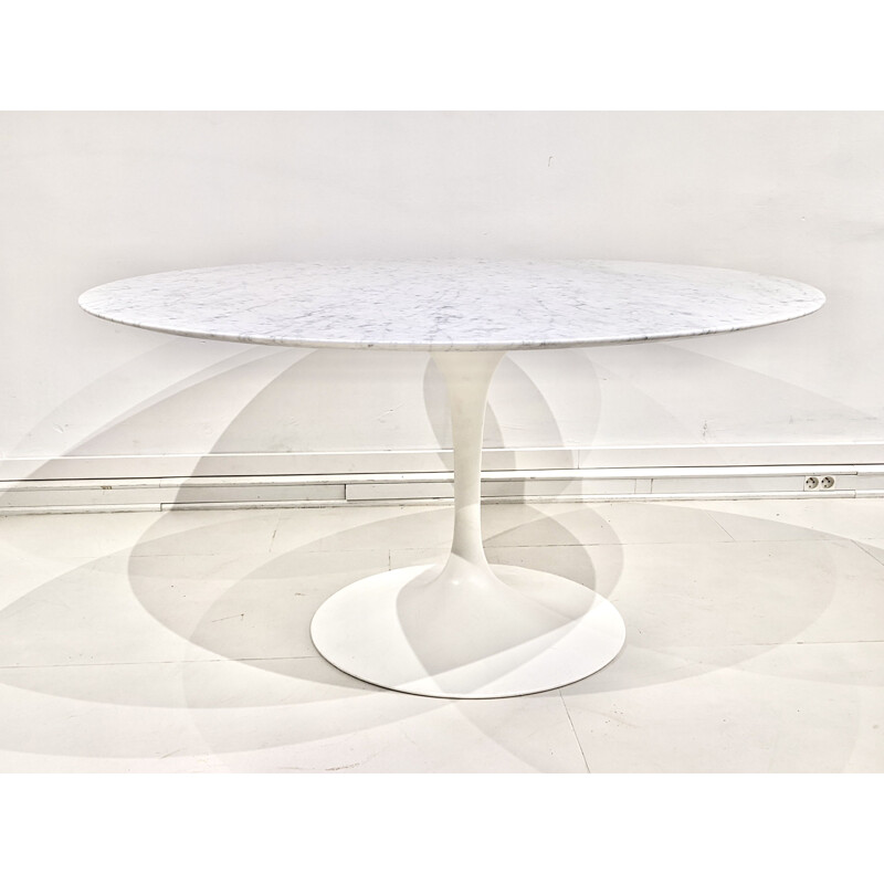 Vintage round table in Carrara marble by Eero Saarinen for Knoll, 1960s