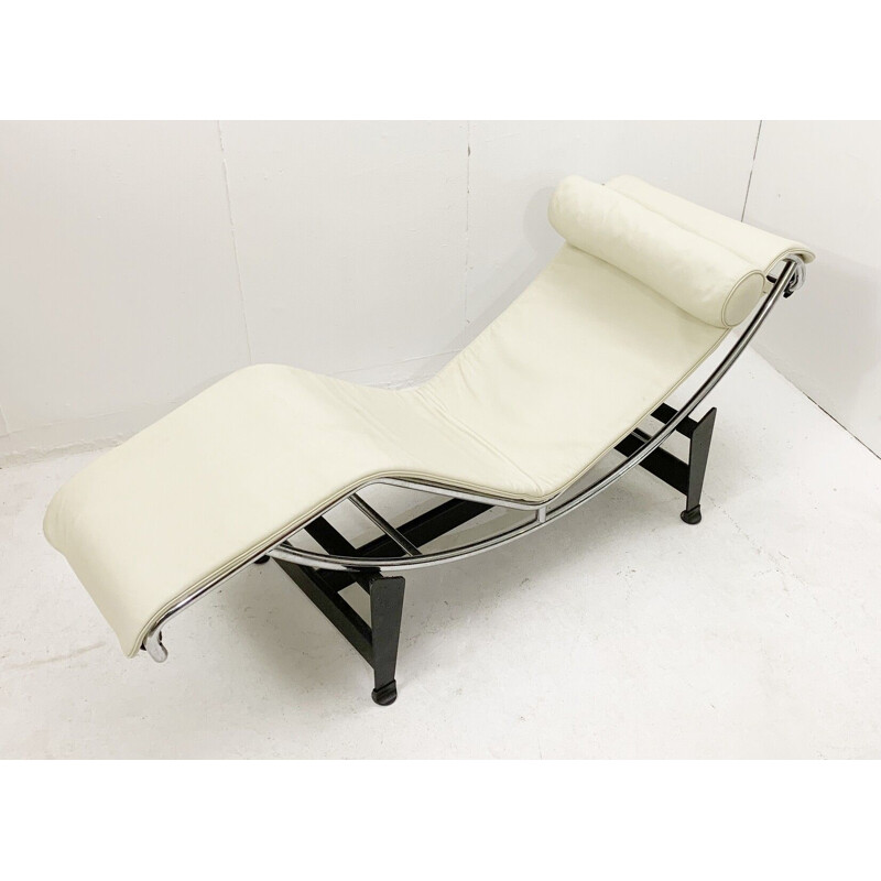 Mid century modulable armchair model LC4 in leather by Charlotte Perriand for Cassina