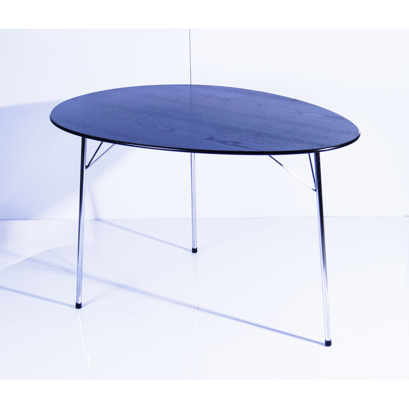 Vintage conische tafel model 3603 van Arne Jacobsen