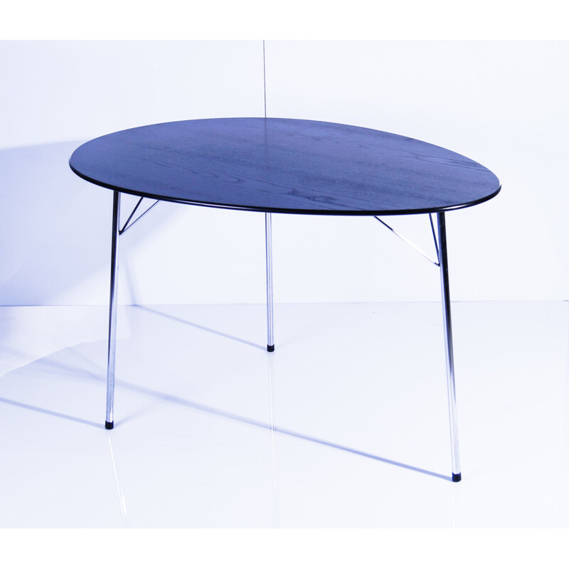 Vintage tapered-shaped table model 3603 by Arne Jacobsen
