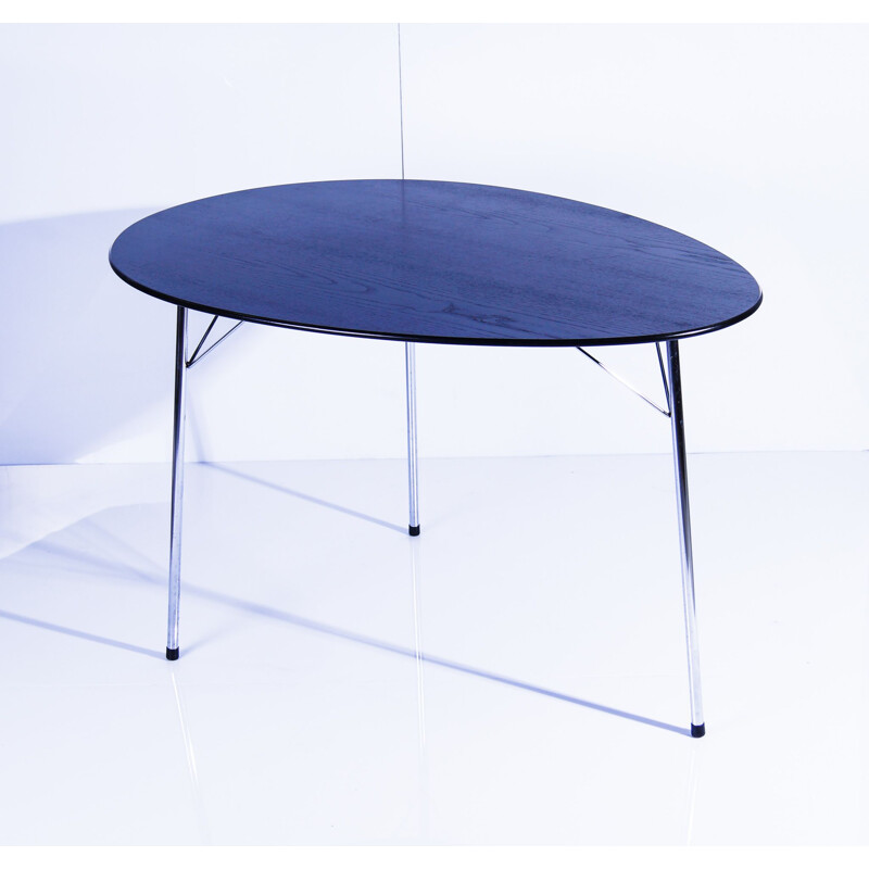 Table vintage de forme fuselée modèle 3603 par Arne Jacobsen