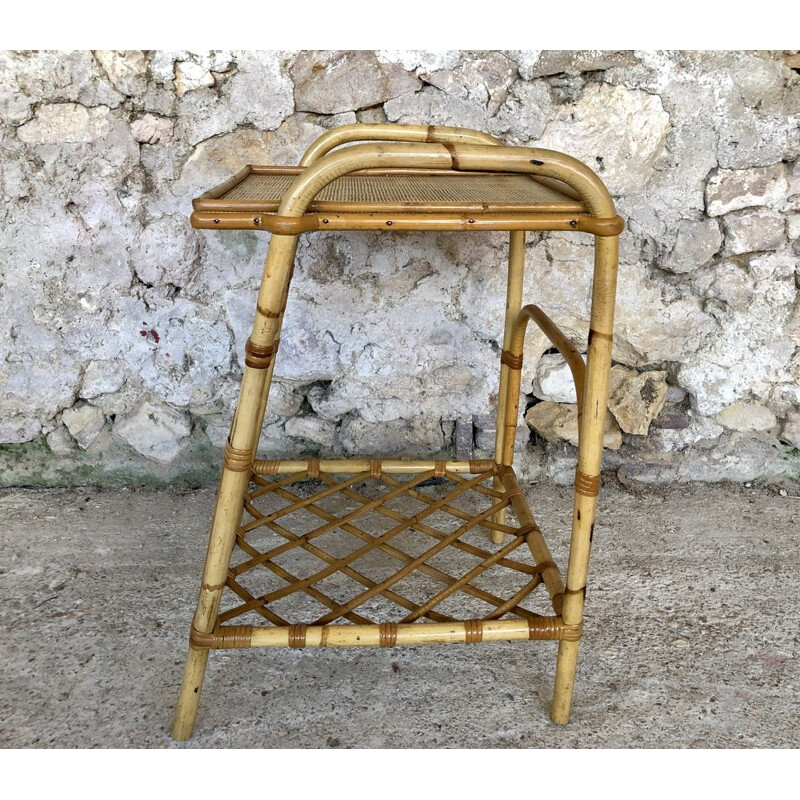 Mesa auxiliar vintage de ratán y bambú con revistero, 1960